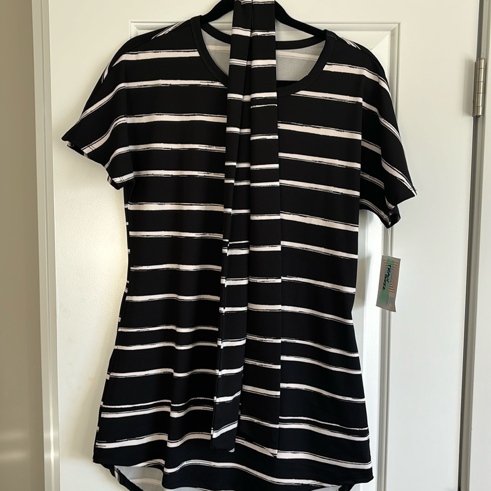 NWT Size M LuLaRoe Mitzi Top